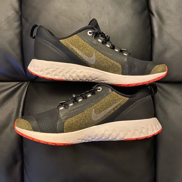 Nike Sneakers 👟 - Picture 2 of 4